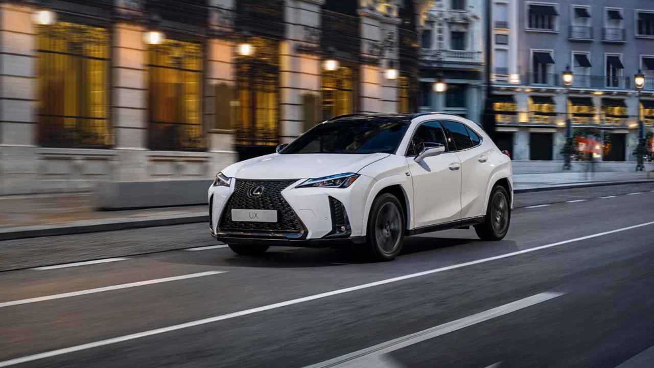 Lexus UX pri jazde v meste