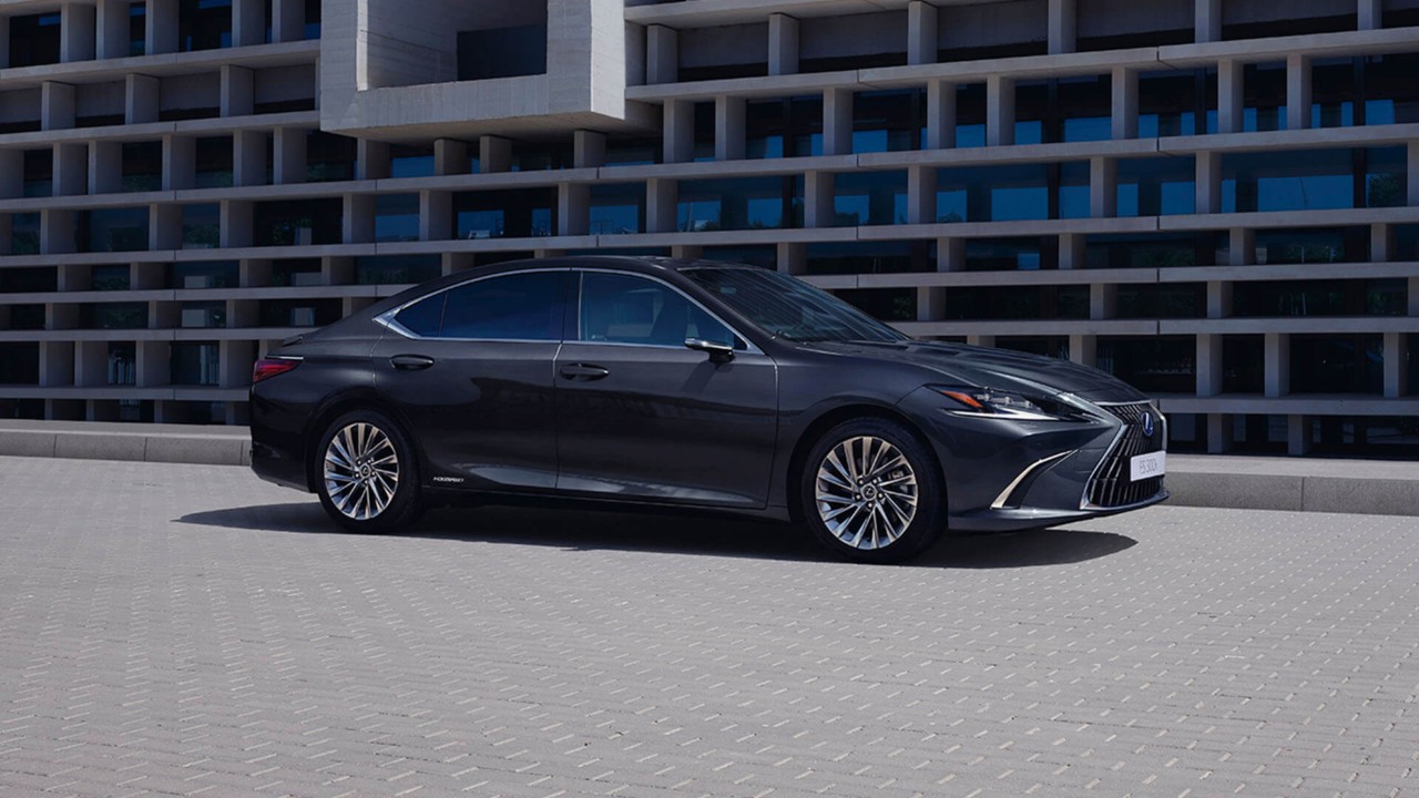 Side view of the Lexus ES 300h 