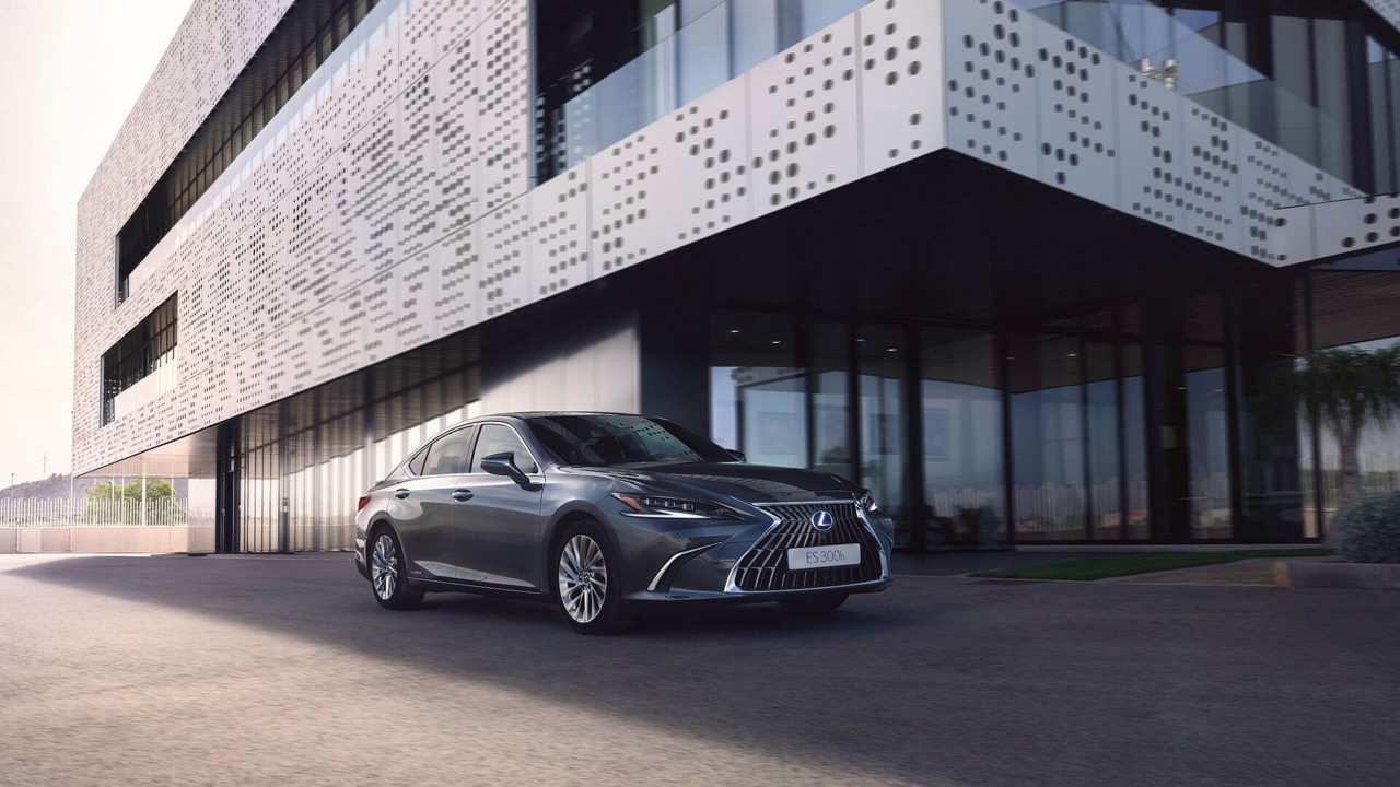 Lexus ES 300h parked outside a building 