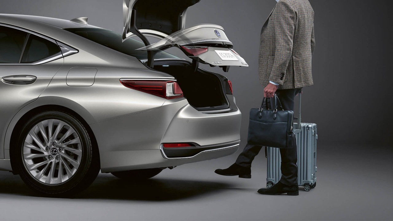 A man using the hands-free boot lid on the Lexus ES 300h 