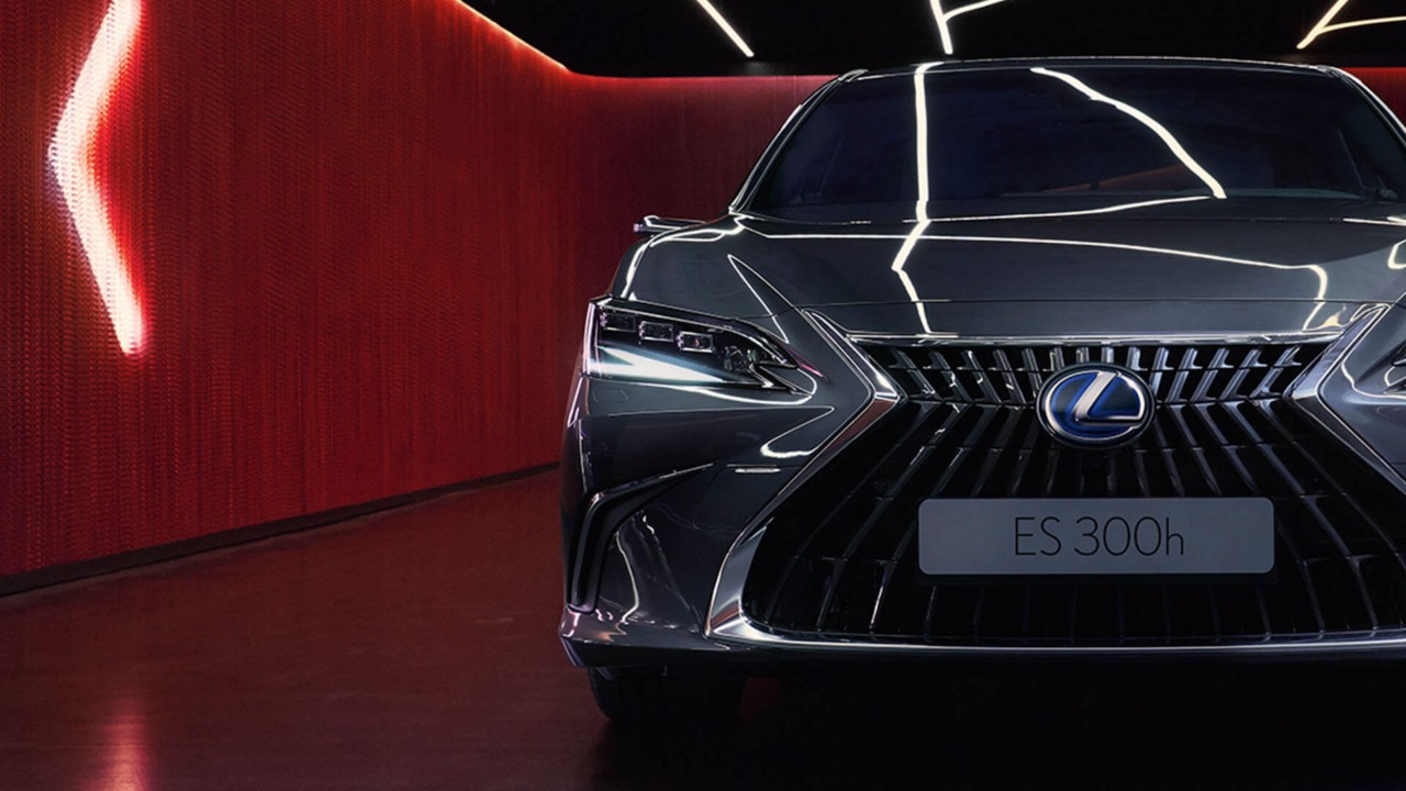 Front close up of the Lexus 300h 