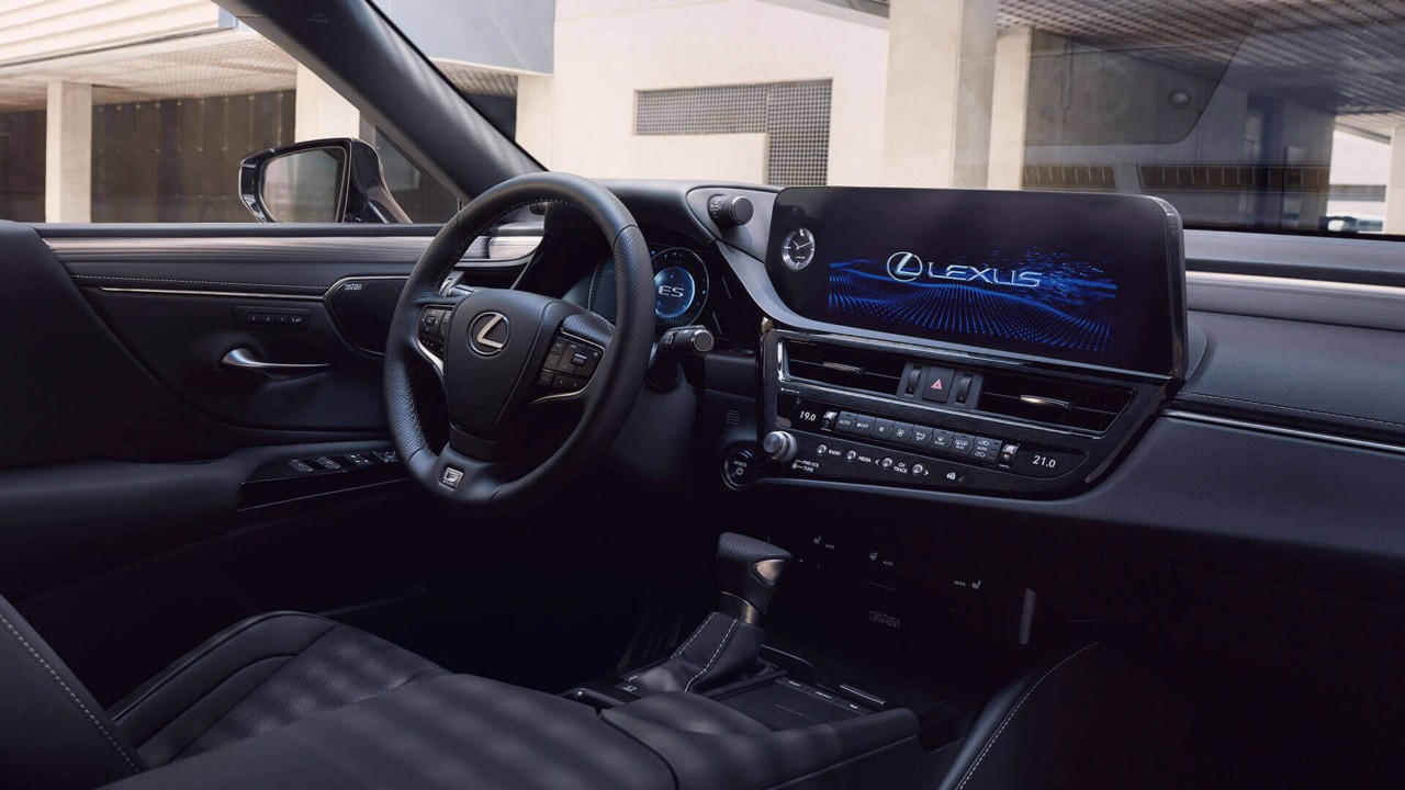 Lexus ES 300h's drivers cockpit 