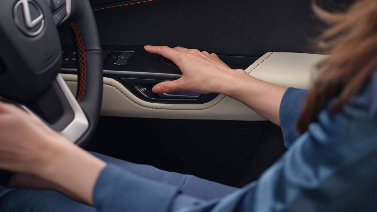 Lexus Blind Spot Monitor feature 