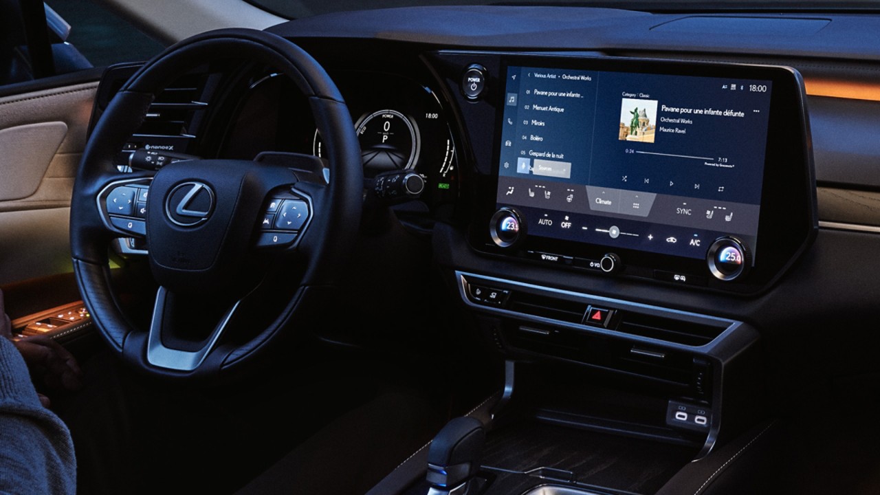 The Lexus RX steering wheel and multimedia screen