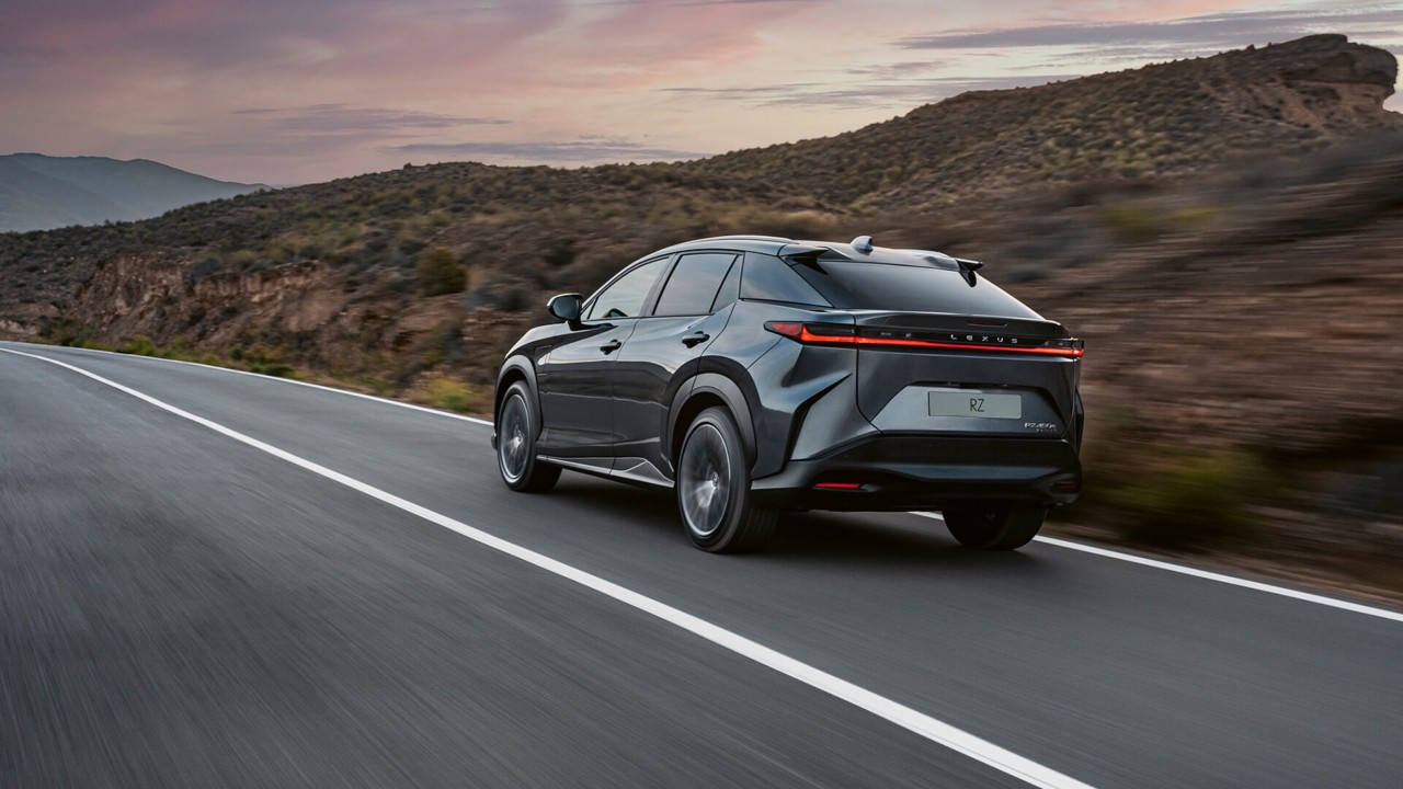 Pohľad zozadu na jazdiaci Lexus RZ 450e