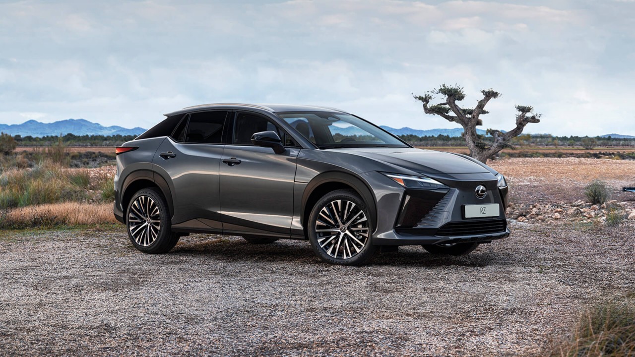 Pohľad zboku na zaparkovaný Lexus RZ