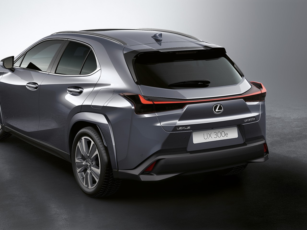 Lexus UX 300e zaparkovaný zadný kryt