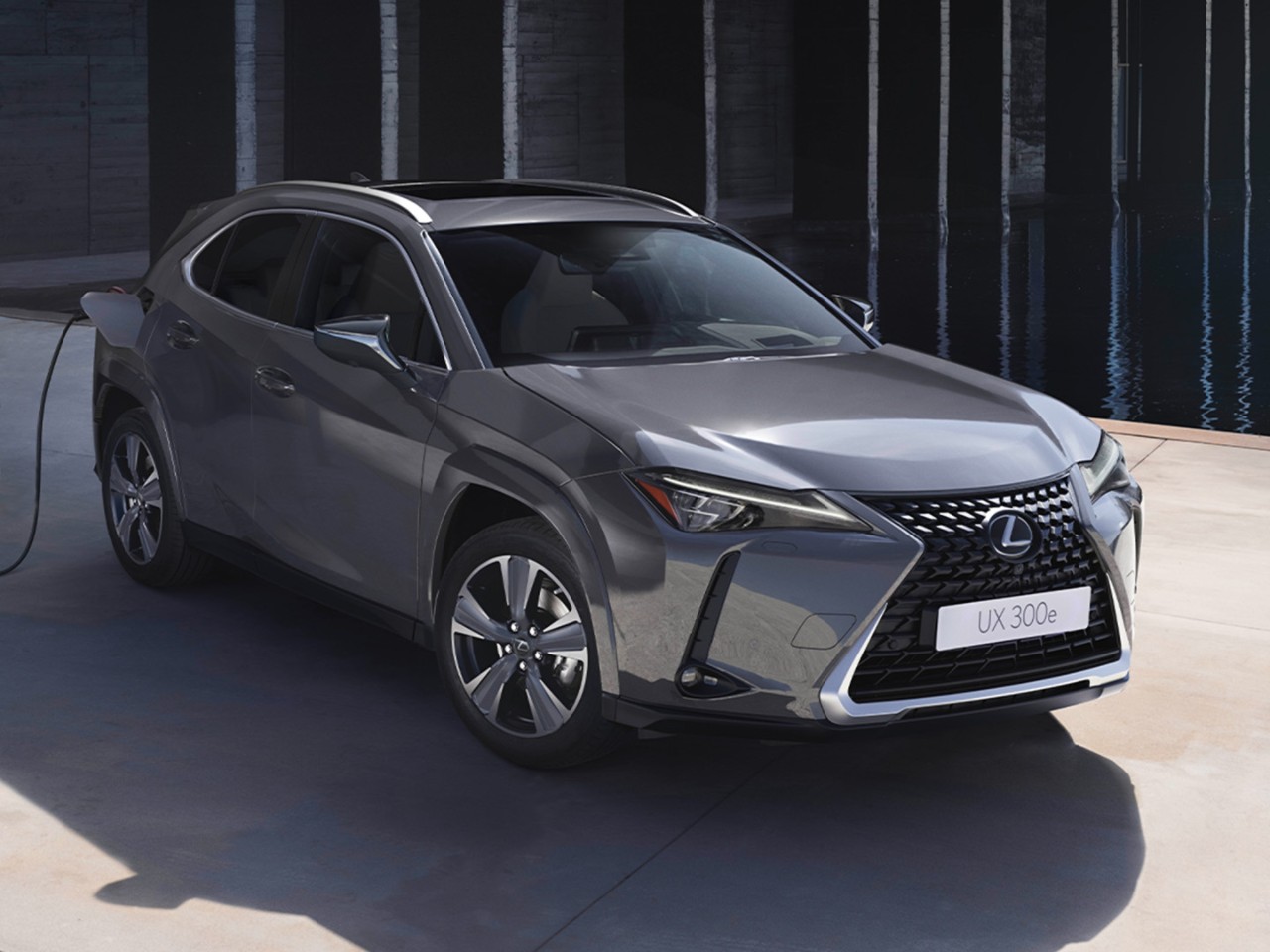 Lexus UX 300e zapojený do nabíjacej veže