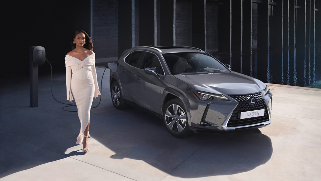 Speváčka Joy Crookes a Lexus UX 300e zaparkovaný przodem