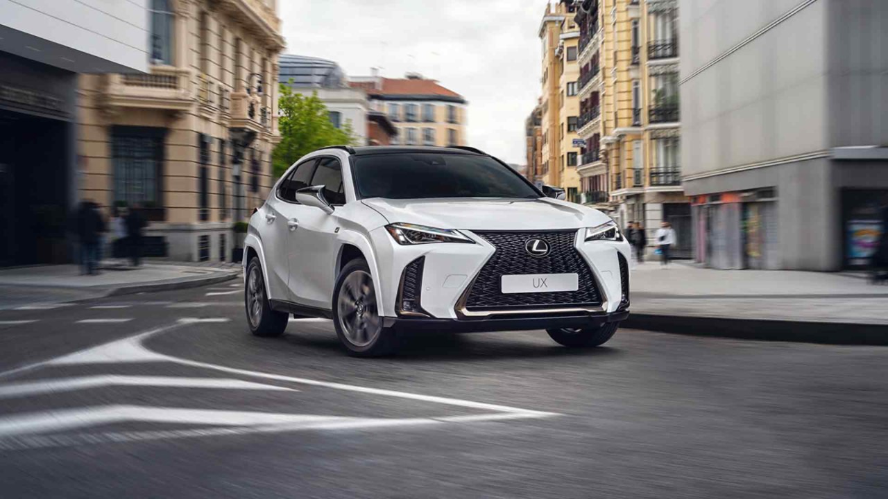 Lexus UX pri jazde v meste