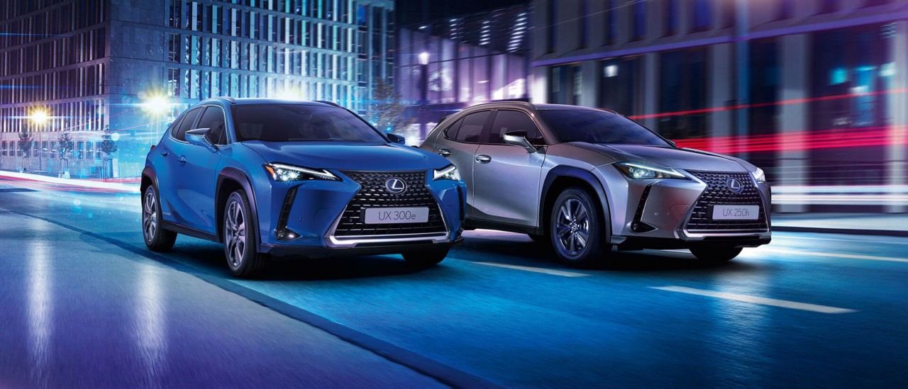Lexus UX 250h a UX 300e jazdia vedľa seba