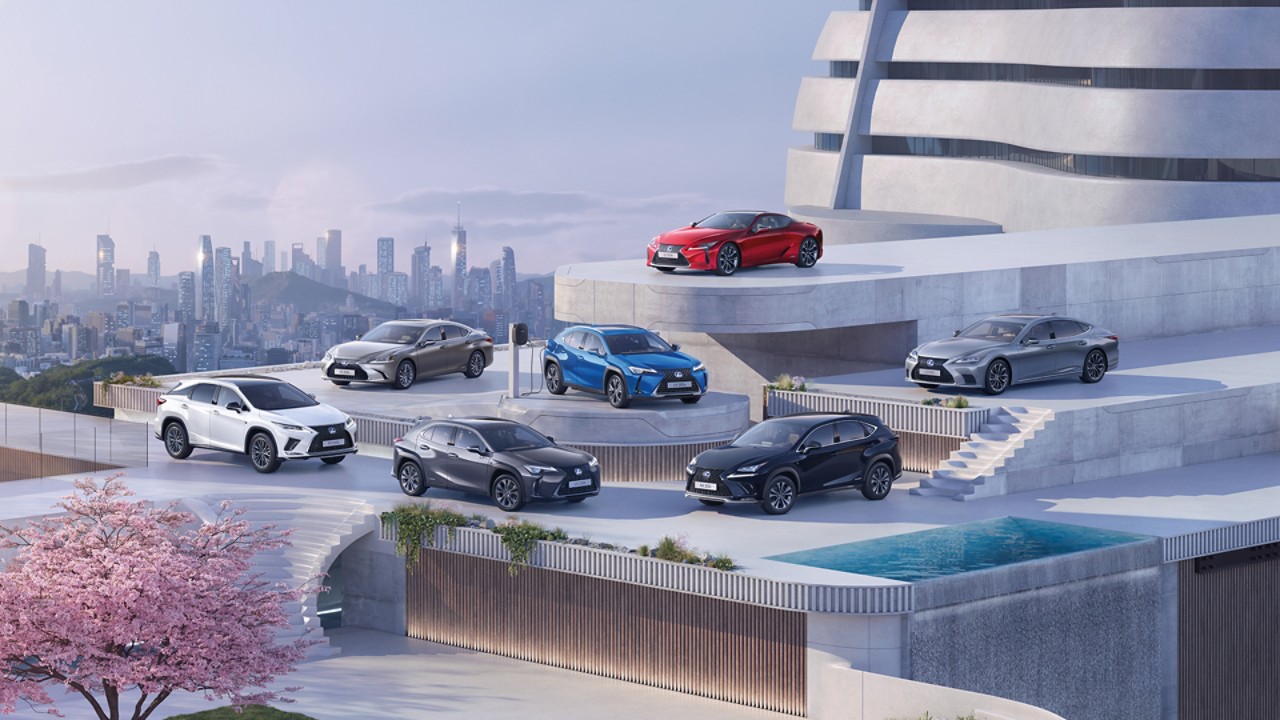 Mnoho rôznych typov áut značky Lexus zaparkovaných na vrchole veľkej budovy