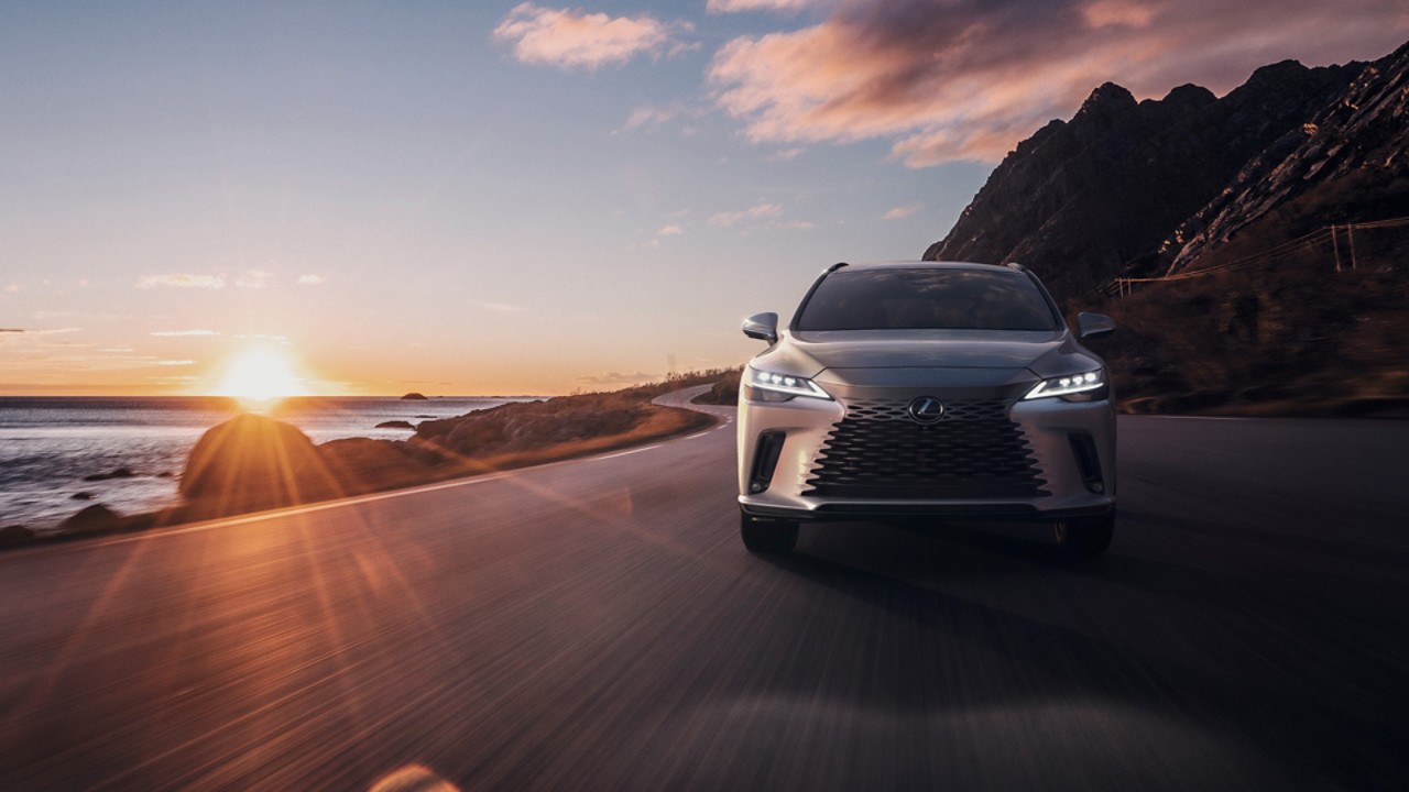 Lexus jazdiaci po pobrežnej ceste
