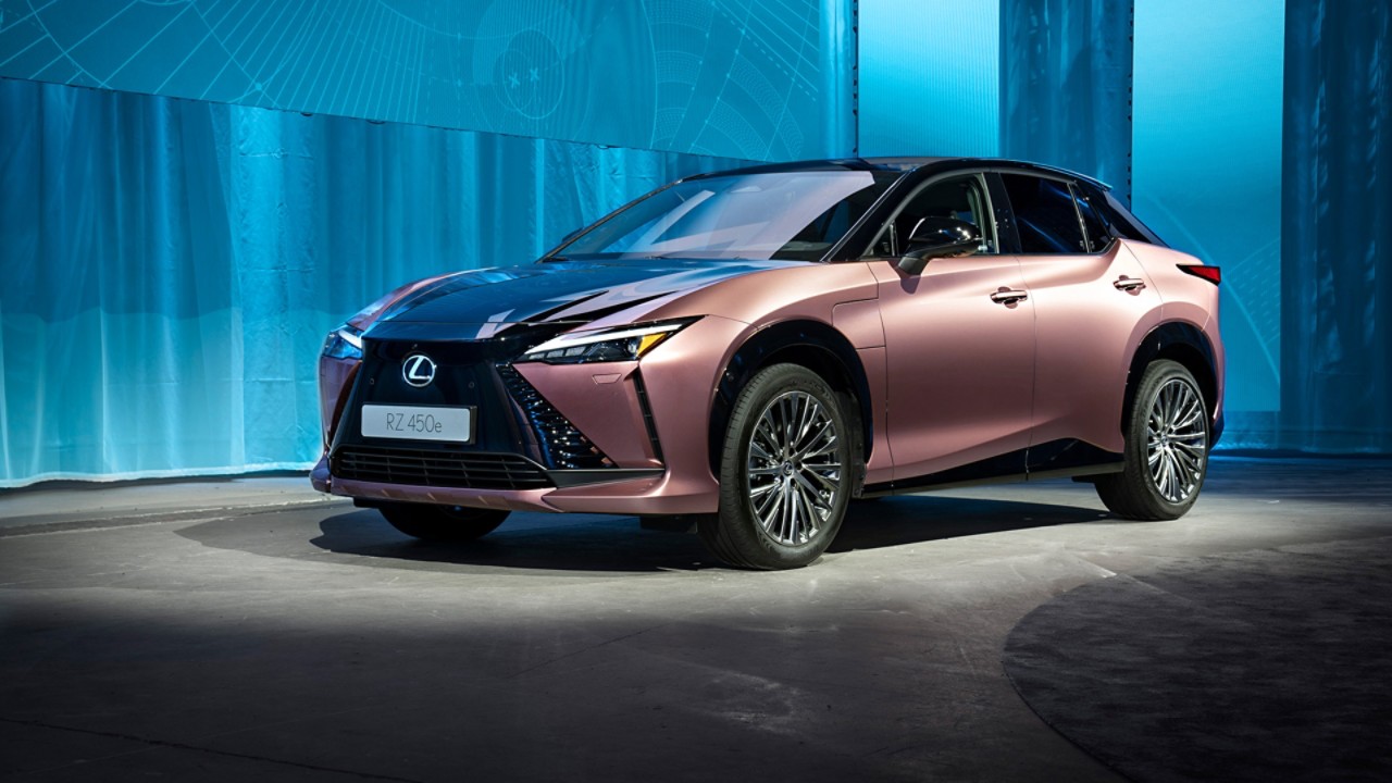 Pohľad spredu na zaparkovaný Lexus RZ